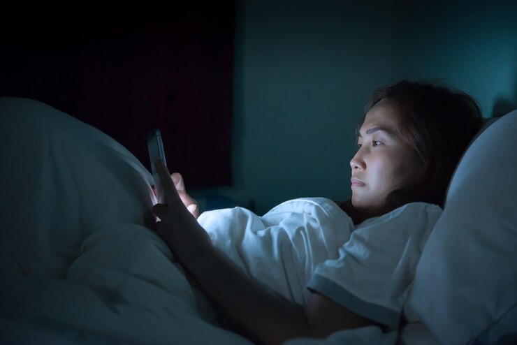mujer asiatica juega al telefono inteligente cama nochegente tailandia 44277 7477